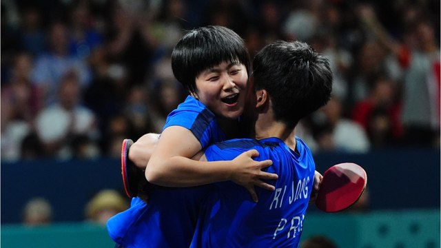 Medaillenfoto mit Konsequenzen: Darum droht nordkoreanischen Athlet:innen ideologische Bewertung