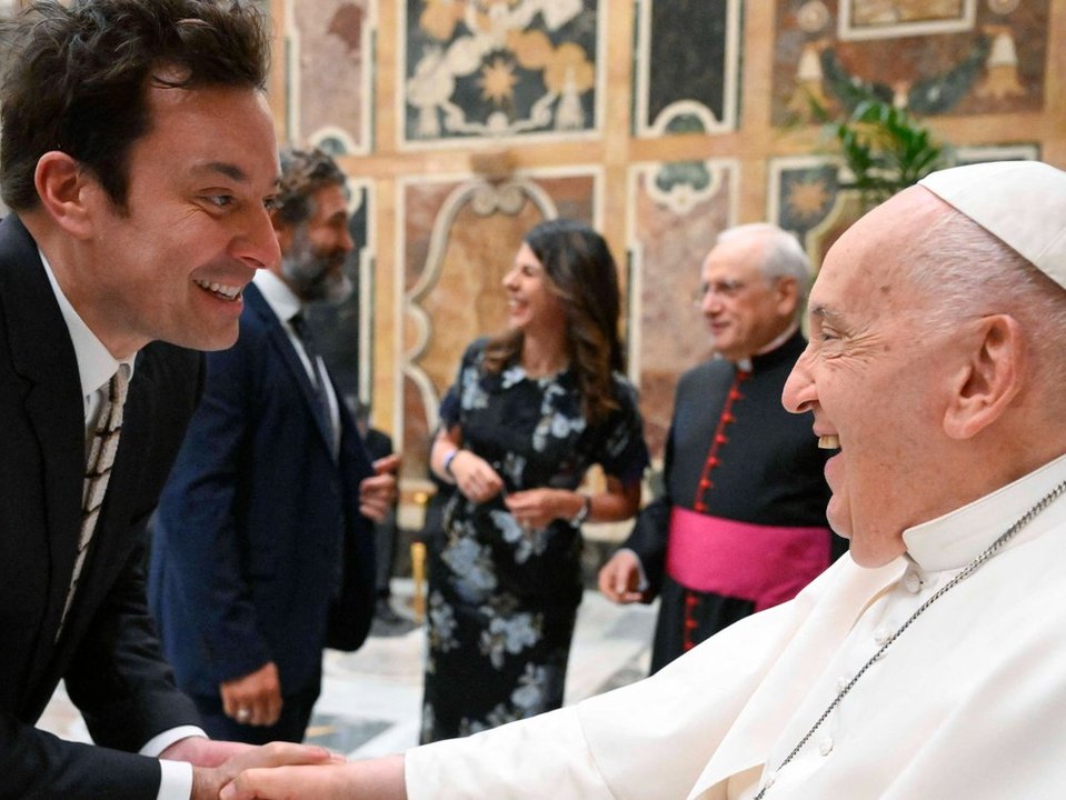 Jimmy Fallon zeigt seine Familie und Besuch beim Papst