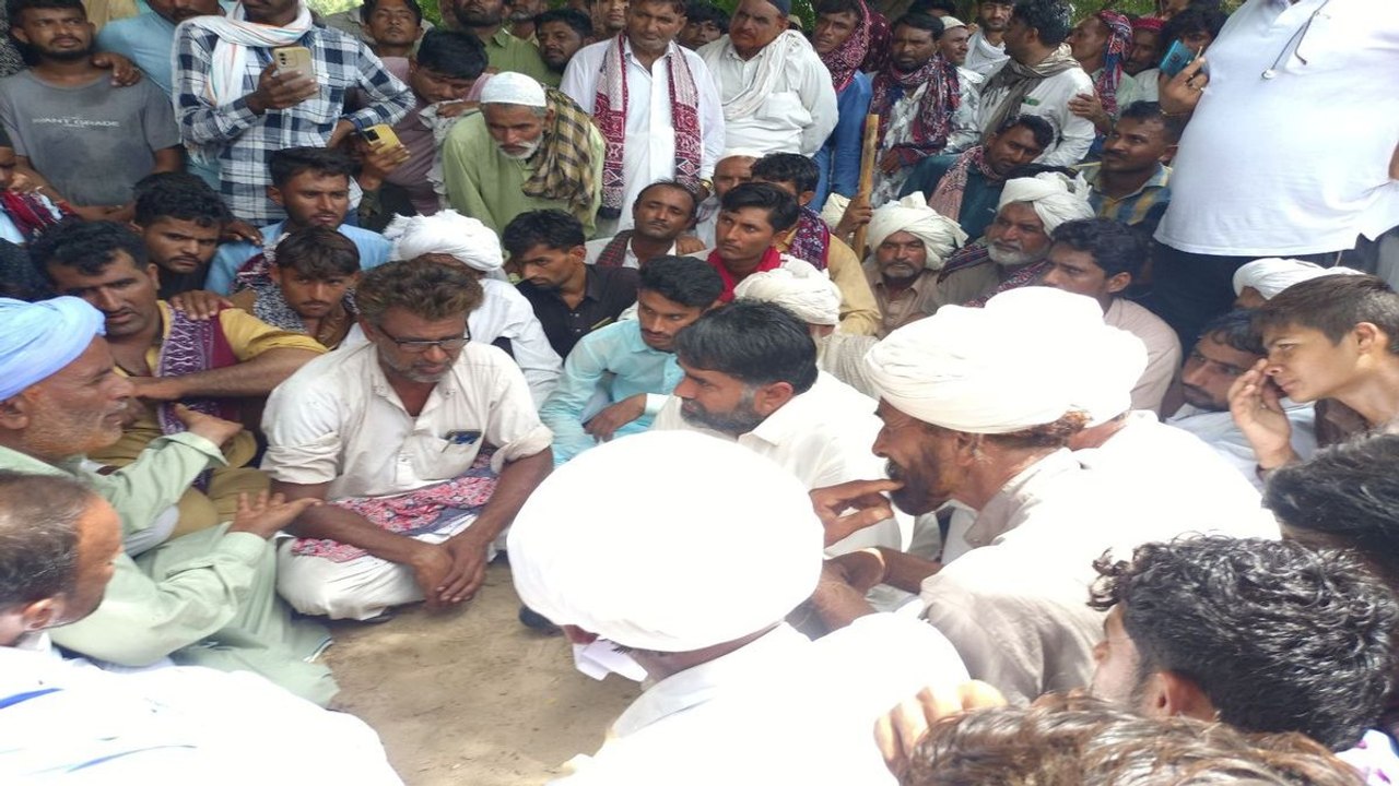 Watch Video: बाजार किया बंद, टायर जलाकर विरोध प्रदर्शन