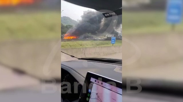 Caminhão pega fogo após acidente e interdita completamente BR-376; uma pessoa morreu