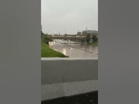 Lluvias inundan principales avenidas y calles de Caracas