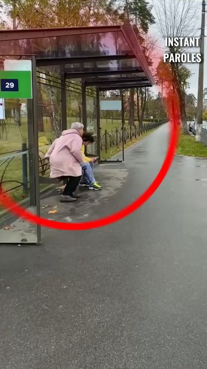 Cette femme oublie son sac à main à l’arrêt de bus puis reçoit un soutien précieux