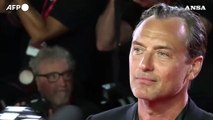 Mostra di Venezia, Jude Law sul red carpet per la premiere di 