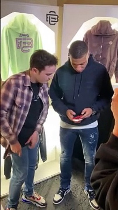 Mbappé face à un magicien... Réaction trop drôle