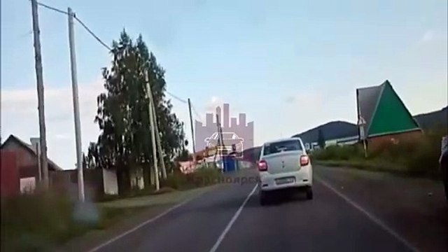 Atterrissage d'urgence en pleine route... pilote incroyable