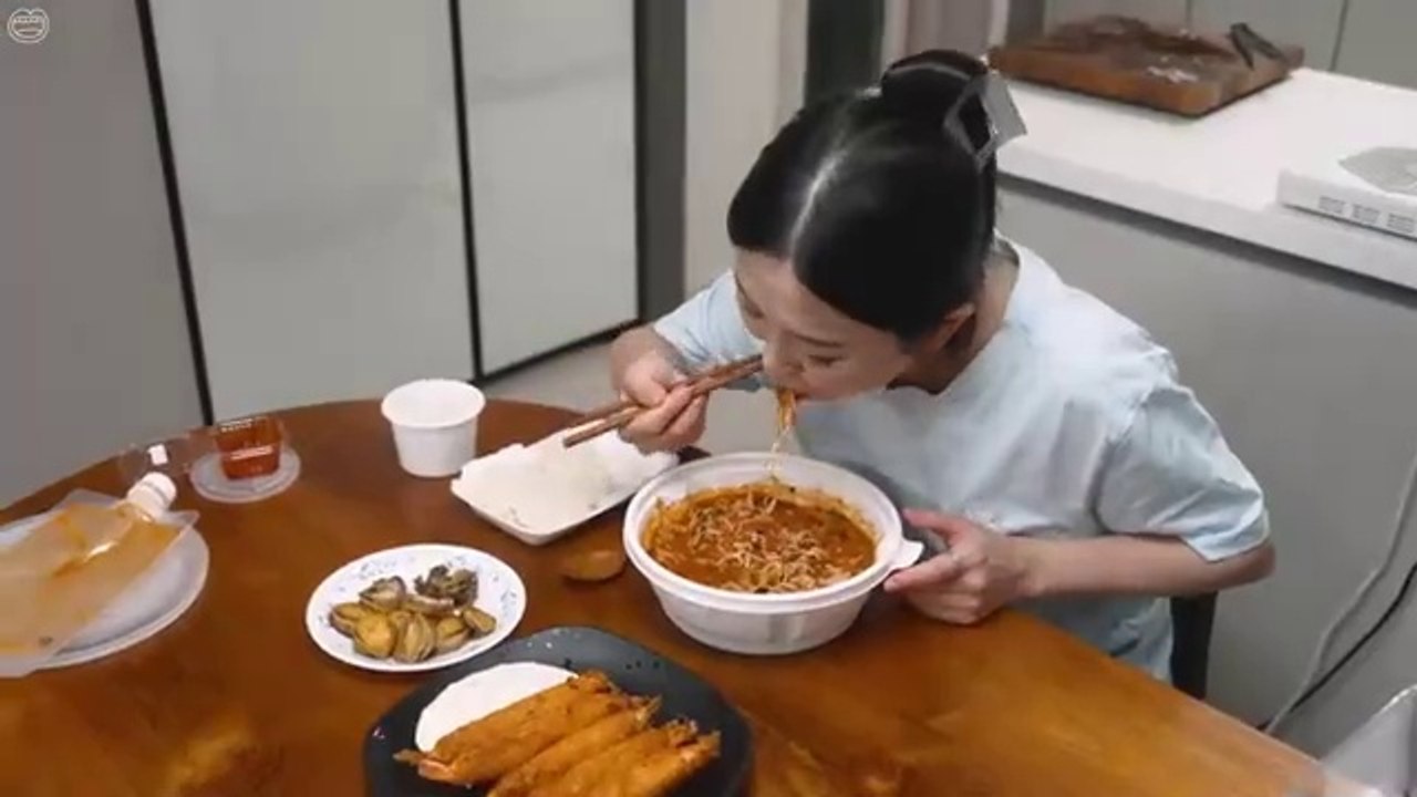 Real Mukbang:) Korean summer food 'Cold Raw Fish Soup' ☆ Grilled Abalone, Fried Shrimp