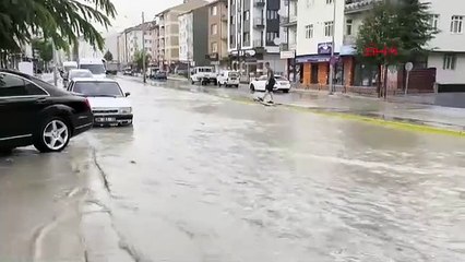 Sağanak yolları göle çevirdi; tramvay durdu