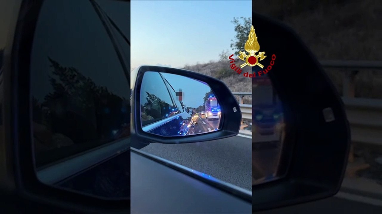 Auto in fiamme in FiPiLi, traffico nel caos