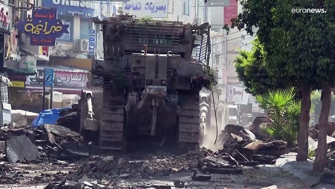 الجيش الإسرائيلي يجرف شوارع جنين ويحرق سوق الخضار فيها ويدمر البنى التحتية لمدن ومخيمات شمال الضفة