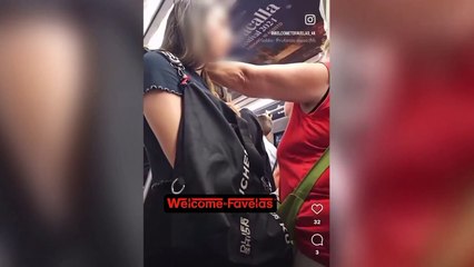 Ecco come una borseggiatrice sfila il portafogli a una turista sulla metro a Roma