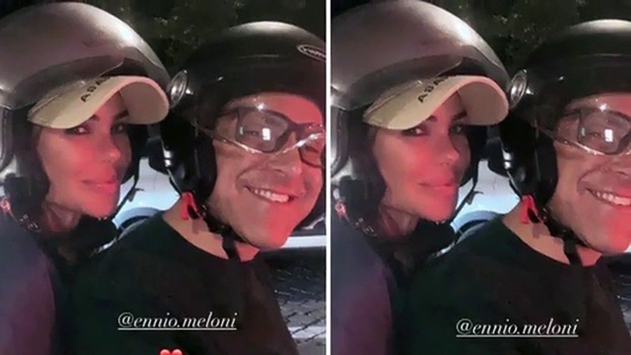 Ilary Blasi, serata da "Vacanze romane" in scooter con l'amico Ennio Meloni