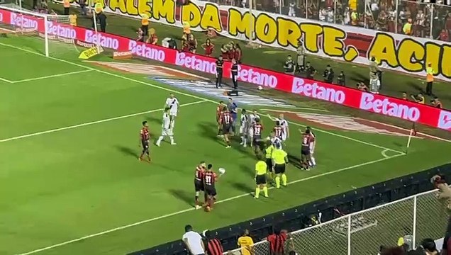 Jogadores de Vitória e Vasco protagonizam confusão antes de jogo acabar