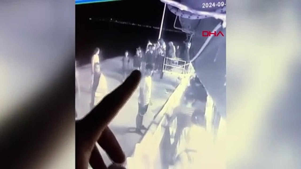 İskele ile gemi arasındaki boşluktan denize düşen çocuğu babası ve çevredekiler kurtardı; o anlar kamerada