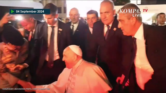 Iring-iringan Mobil Paus Fransiskus Disambut Warga saat Tinggalkan Gereja Katedral