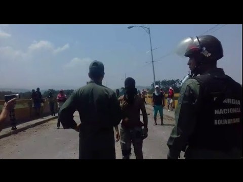 Vea cómo guarimberos de Guaidó piden a GNB que los deje entrar a Venezuela en el puente SB