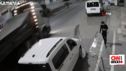 Video Haber | Freni boşalan tır taksiyi biçip geçti! İşte o anlar...