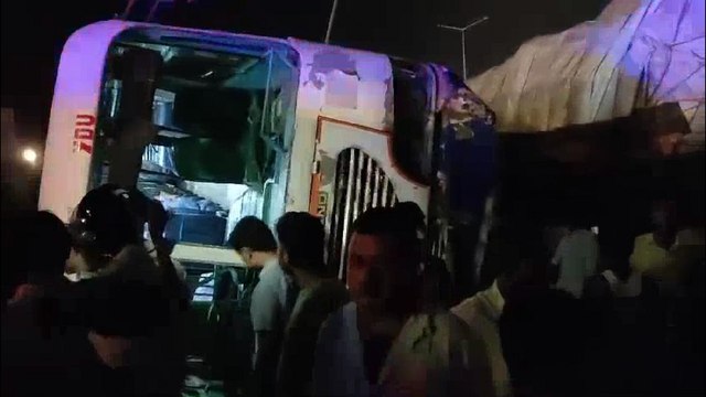 बस-ट्रक की टक्कर में ट्रक ड्राइवर की मौत, दो दर्जन से अधिक यात्री घायल