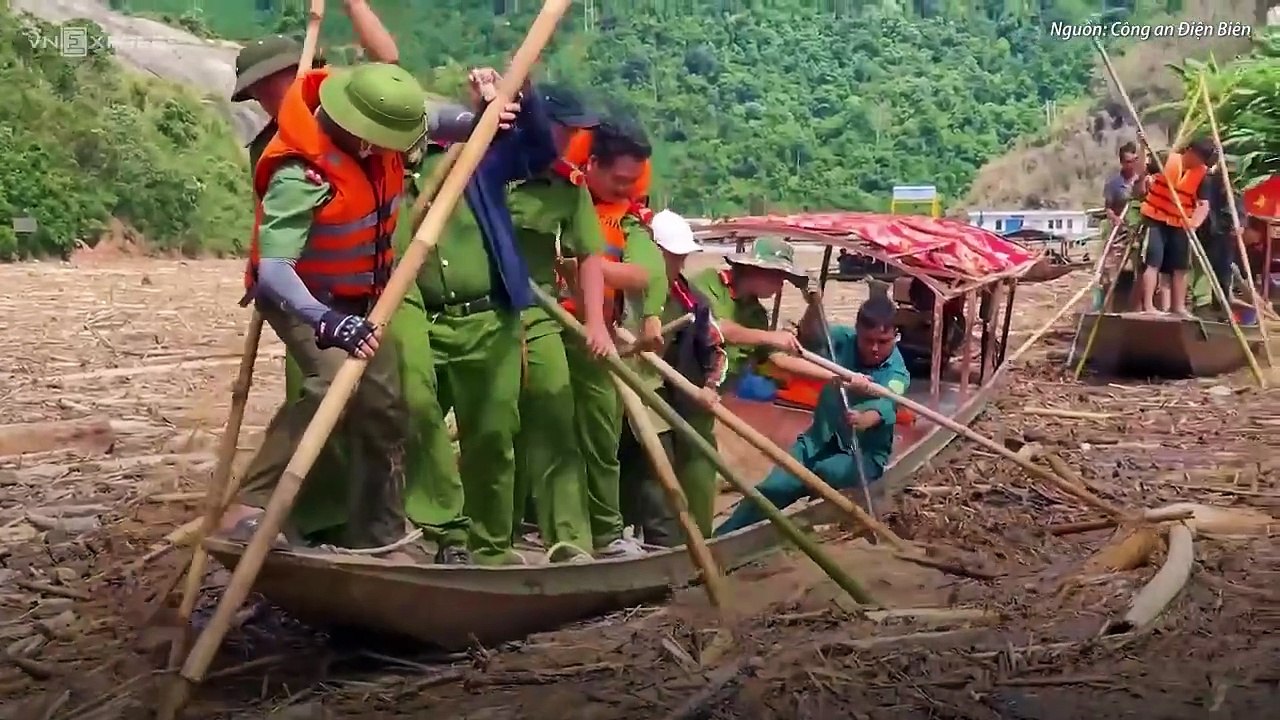 Chiến sĩ công an, quân đội bơi trong biển củi tìm người mất tích