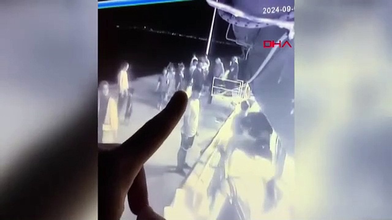 İskele ile gemi arasında kaldı! Babası ve çevredekiler kurtardı; o anlar kamerada