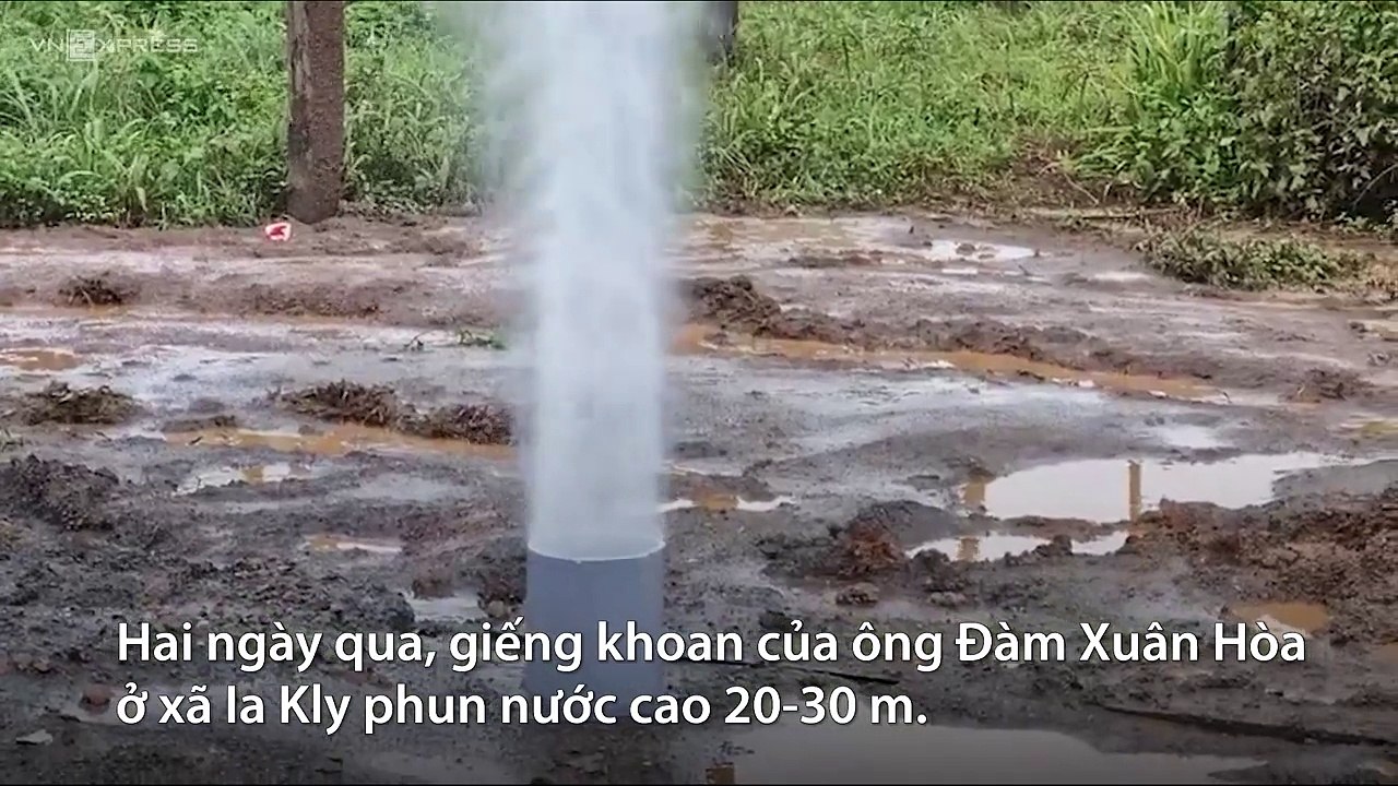 Người dân hiếu kỳ với giếng nước phun cao 30 m