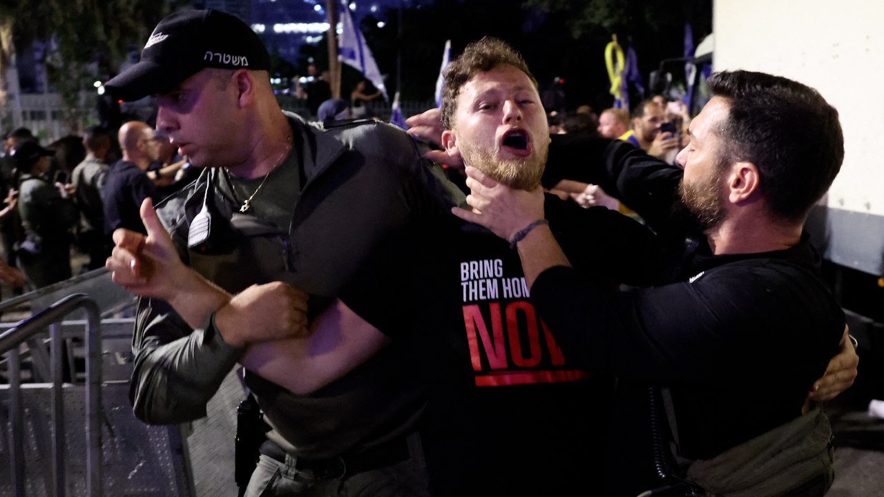 Una masiva manifestación en Tel Aviv exige a Netanyahu un acuerdo tras el rescate de los cadáveres de seis israelíes asesinados por Hamas