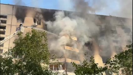 Ukraine: un immeuble en feu après des frappes russes sur la ville de Kharkiv