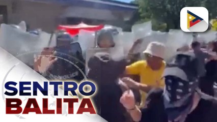 Скачать видео: Pwersa ng pulis at KOJC members, nagka-tensyon nang tangkain ng mga pulis na buksan ang main gate ng Jose Maria College; PNP, iginiit na hindi pwersahan ang nangyari