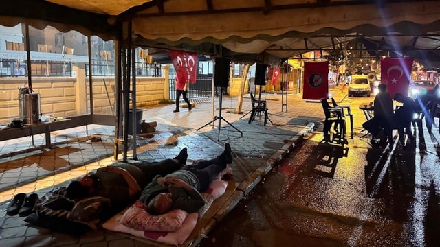 SMS ile kovulan işçiler 24 saat nöbette