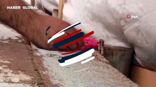 Kendi elleriyle kertenkeleyi besleyen çiftçi takdir topladı