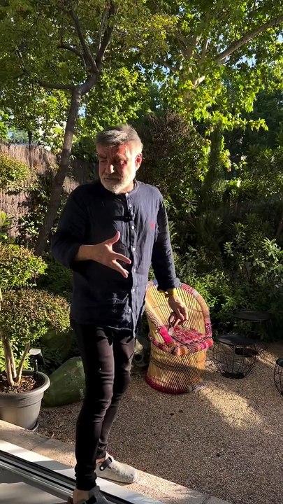 Joaquín Torres enseña dos rincones inéditos de la casa que comparte con Raul Prieto: su impresionante jardín y la terraza con porche