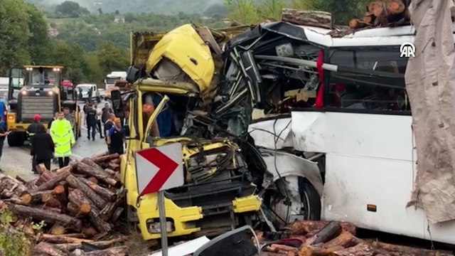 Yolcu otobüsü ile kamyon çarpıştı