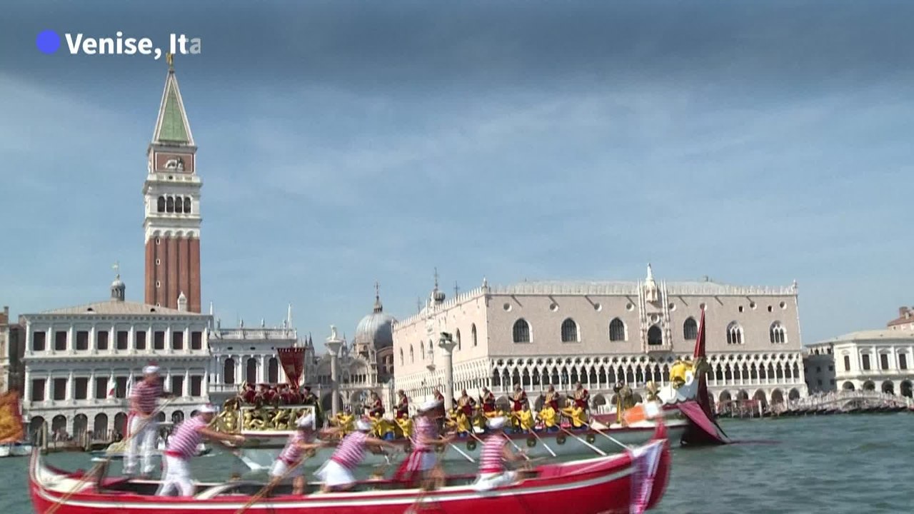 Italie : défilé de gondoles pour la régate historique de Venise