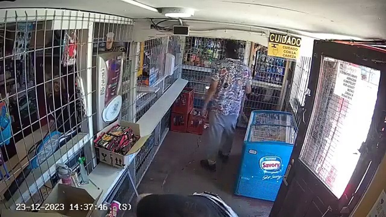 Mujer se defendió a patadas de su agresor