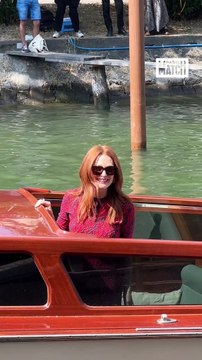 Pedro Almodóvar, Tilda Swinton et Julianne Moore arrivent à Venise pour « The Room Next Door »