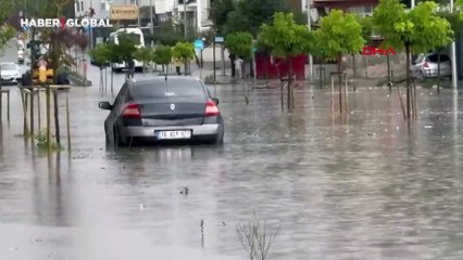 Çorlu'da sağanak; cadde ve sokaklar göle döndü