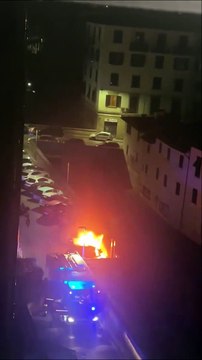 Firenze, auto in fiamme nella notte. L'intervento dei vigili del fuoco (video da gruppo Abusivismo e degrado Firenze )