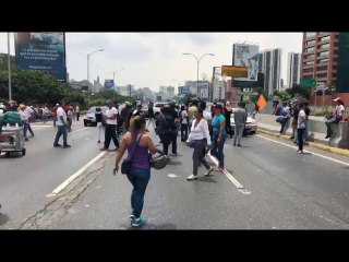 ¿Manifestación pacífica? Opositores trancaron la Francisco Fajardo en plena marcha