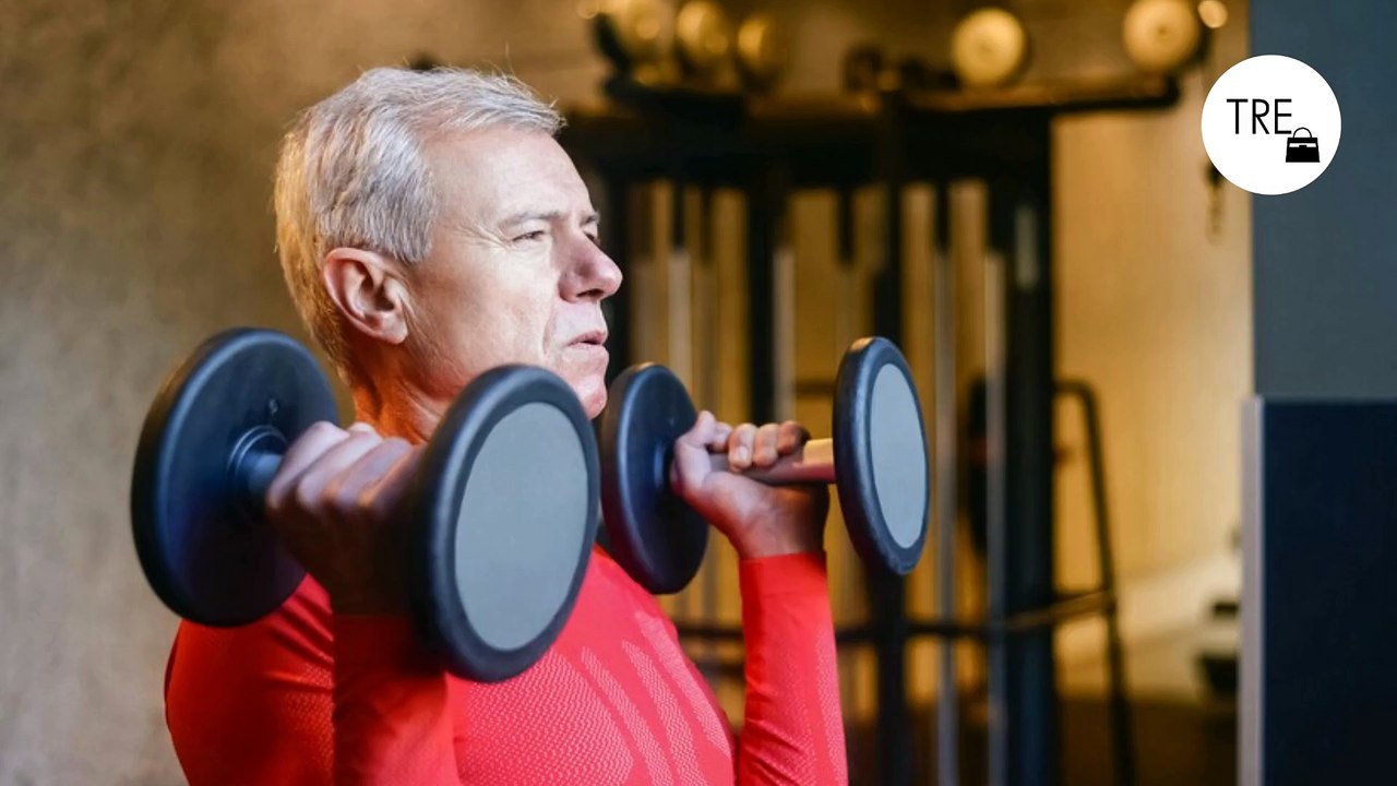 Hacer pesas a partir de los 50 está muy bien, pero este ejercicio es súper efectivo para fortalecer hombros y mejorar la postura