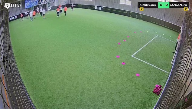 FRANCOIS GOMOND - LOGAN ROBERT 02/09 à 14:51 - Football Terrain 2 (LeFive Pau)