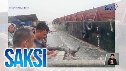 Barge, sumadsad sa dalampasigan dahil sa lakas ng alon | Saksi