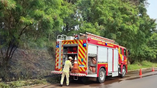 Incêndio às margens da PRc-467 é combatido pelo Corpo de Bombeiros