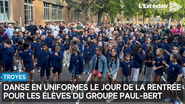 Danse en uniformes pour les élèves du groupe Paul-Bert à Troyes avant d'entrer en classe