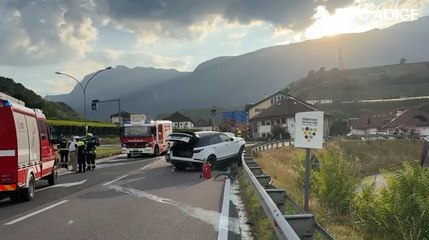 Appiano, Suv contromano si scontra con un furgone e una moto: due feriti