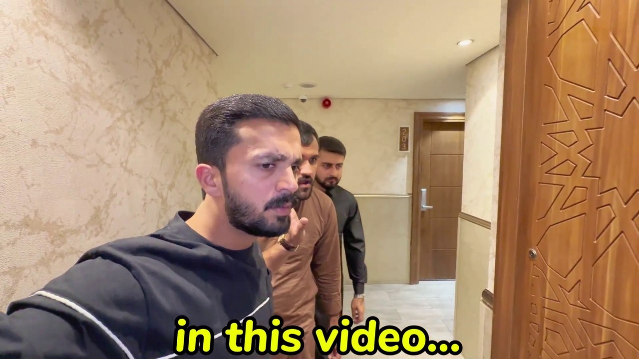 Amma Baba ki Larai ho gai Hotel main tamasha