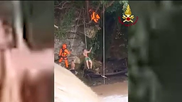 Vicenza, due ragazzini sorpresi dalla piena del torrente Agno: a salvarli l'elicottero dei vigili del fuoco