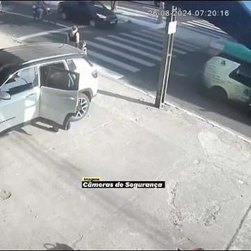 Motociclista não respeita faixa de pedestre e atropela mãe e criança em Fortaleza