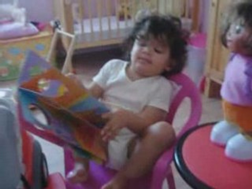 Emma 20 mois raconte des histoires-danse