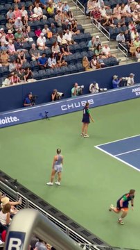 #USOpen.Shocking moment for #arrogance in the match #Putintseva vs. #Paolini. The ball girl tries to throw the ball and #Yulia watches it bounce on the ground without moving. The ballboys are exemplary. Yulia apologized,the arrogante remains.