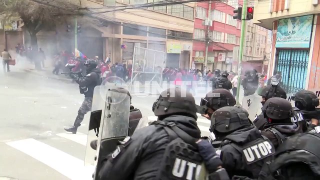 Tras gasificación un grupo de ponchos rojos rebasa a la Policía cerca de Federación Túpac Katari