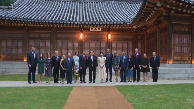 윤 대통령 부부, 미 상원의원 7명과 '떡볶이 만찬'... 지속 역할 당부 / YTN